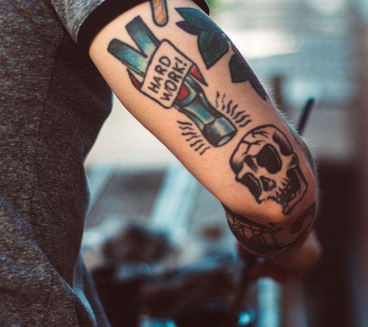 Влияние цвета татуировки на человека