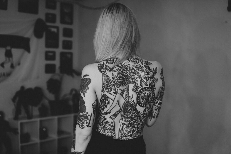 Как выбрать стиль черно-белой татуировки?